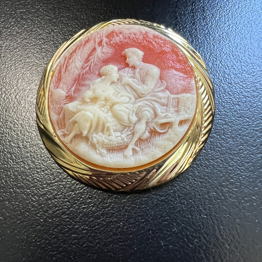 Vintage Womens Fragonard Cameo Brooch Gold‎ Tone Round Victorian Scene
